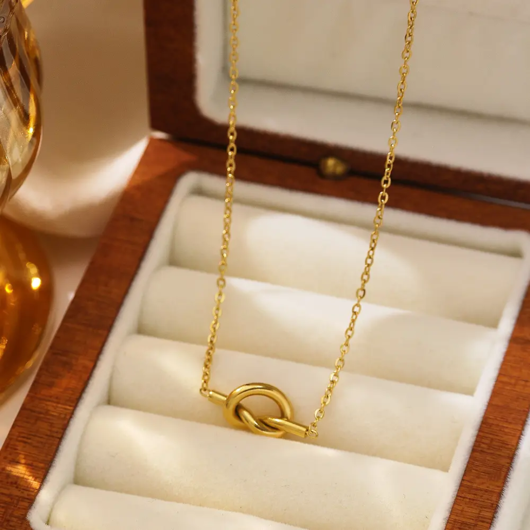 Stylish Knot Necklace (18k Gold Plated)