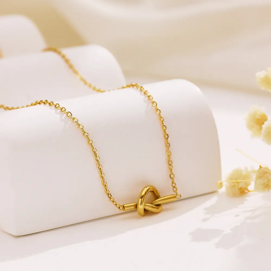 Stylish Knot Necklace (18k Gold Plated)